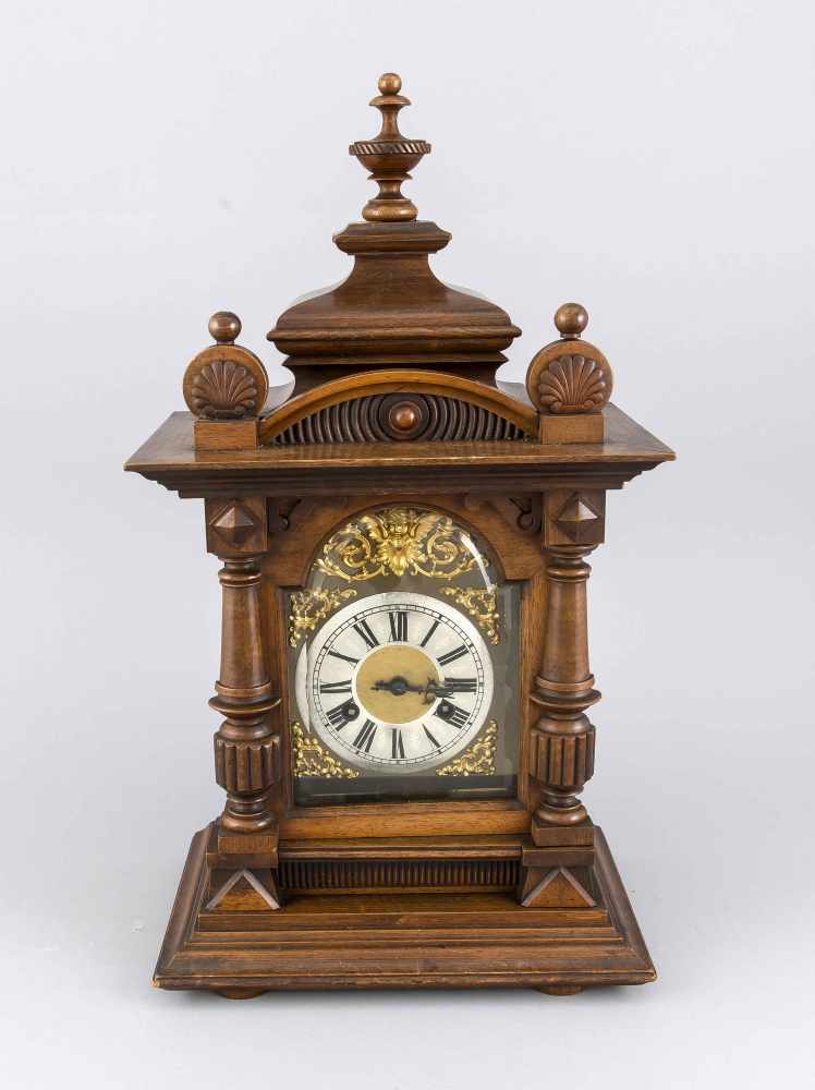 Historismus-Konsoluhr, um 1880, Uhrhersteller Junghans, Nussbaumholzgehäuse mit zeittypischem