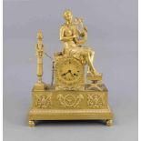 Empire-Figurenpendule um 1800, feuervergoldetes Bronzegehäuse mit zeittypischen Applikationen,