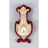 Dekorative Wanduhr in Form einer Harfe, Onyxmarmor mit vergoldeten Floralapplikationen aus Bronze,