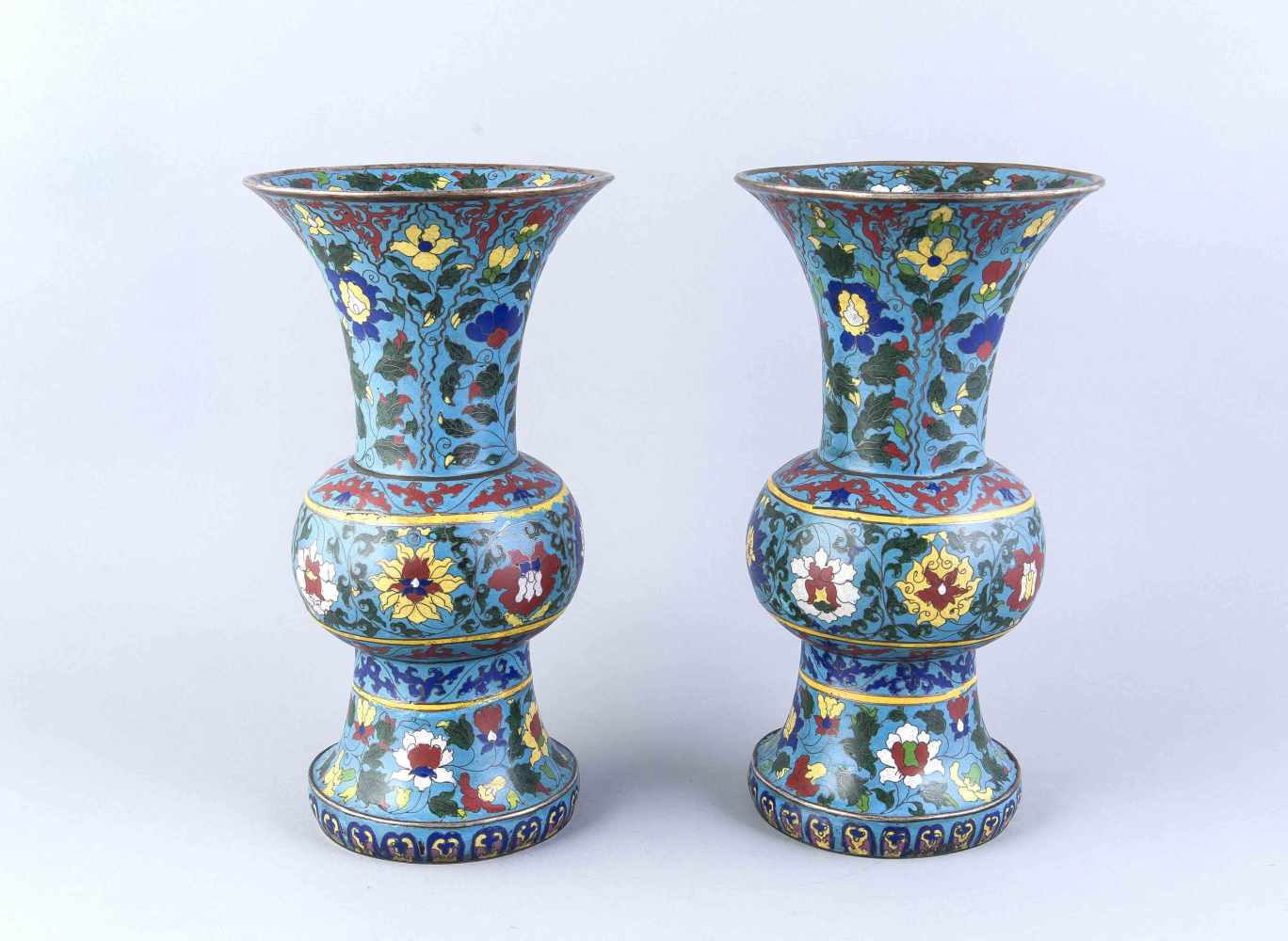Paar GU-Vasen, China, frühes 20. Jh., Kupferkorpus, versilbert, bauchiger Korpus, trompetenförmig