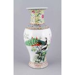 Vase, China, 20. Jh., Porzellan, polychrome Aufglasurbemalung. Balusterkorpus. Dekoriert mit einem