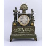 Kleine Kamin-Pendule, Frankreich, Anf. 19. Jh., braun patinierter Bronzeguss, rechteckiger u.