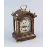 Kleine Stockuhr sog. Bracket clock, England, Mitte 20. Jh., Nussbaumholzgehäuse mit seitl.