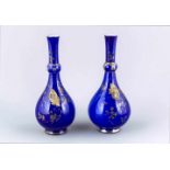 Paar Flaschenvasen, wohl Böhmen, um 1900. Opalglas, kobaltblauer Überfang, goldbemalt,