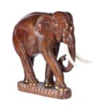 Sehr große Skulptur eines Elefanten, Indien Mitte 20. Jh., massives, geschnitztes Merbau-Holz mit