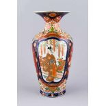 Imari Vase, Japan, 1. H. 20. Jh., Porzellan, Balusterform. Umlaufender Dekor in Unterglasurblau,