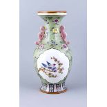 Vase, China, 2. H. 20. Jh., Porzellan, Balusterkorpus mit geschweiftem Halsbereich und gerader