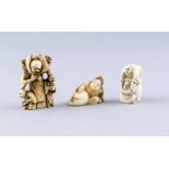 3 Netsuke, Japan, 1. H. 20. Jh., Elfenbein, geschwärzt, figürl. Schnitzereien, 2x sig., vereinzelt