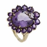 Amethyst-Ring GG 375/000 mit einem oval fac. Amethyst 16 x 12 mm und rund fac. Amethysten 5 - 3