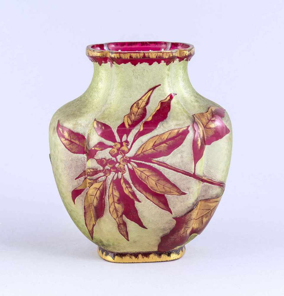 Vase, frühes 20. Jh. Grünes und rubinrotes Glas, goldradiert. Passiger Korpus mit vertikalen