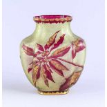 Vase, frühes 20. Jh. Grünes und rubinrotes Glas, goldradiert. Passiger Korpus mit vertikalen