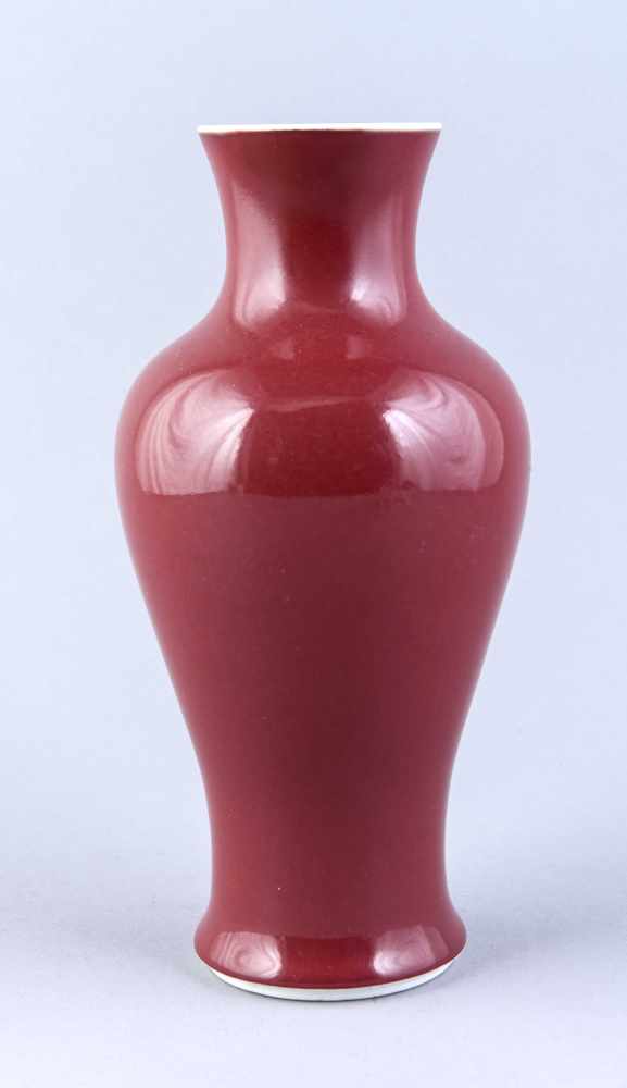 Vase, China, 19. Jh., Porzellan, Balusterform, tiefrote Sang de Boeuf Glasur, Sechszeichen