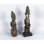 Zwei Figuren, Dogon, Mali, 3. V. 20. Jh., Holz, geschnitzt, partiell weiß gefasst, Baumwolle,