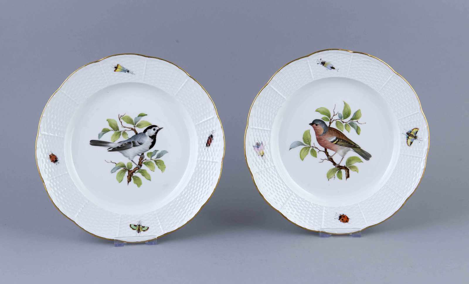 Zwei flache Teller, Meissen, Marke 1850-1924, 1. W., Form Ozier, polychrome Malerei mit Vögeln im