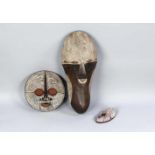 Drei Masken, Kongo, 3. V. 20. Jh., Holz, geschnitzt, polychrom gefasst, plastische Darstellungen mit