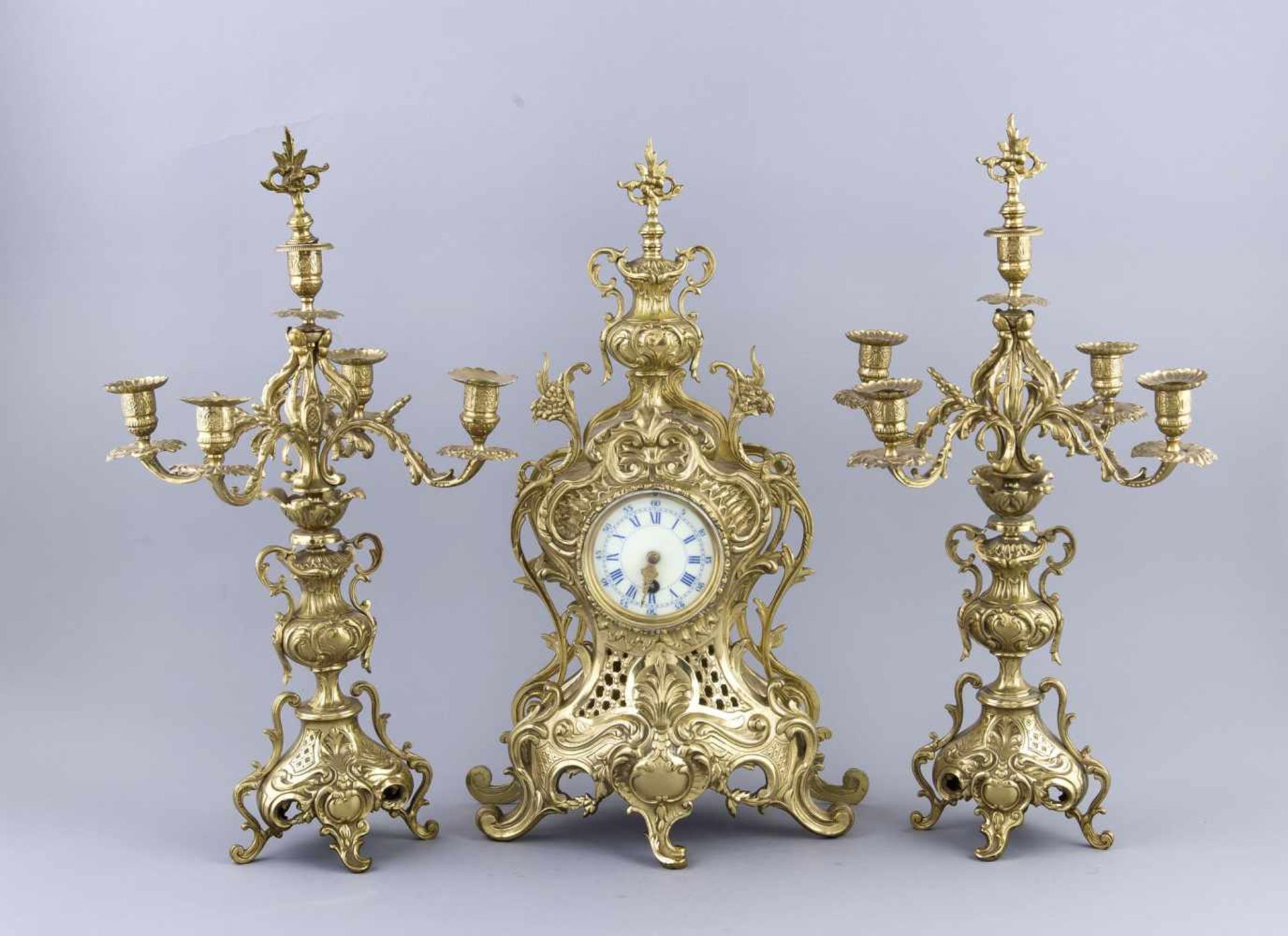 Historismus-Pendule, Ende 19. Jh., 3-tlg., vergoldetes Bronzegehäuse im zeittypischen Blüten-,