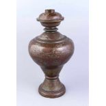 Deckelvase, China, 19. Jh., Bronze, bauchige Balusterform, getreppter Schulterbereich, Hals mit