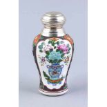 Famille Noir Vase, China, 1. H. 20. Jh., Porzellan, Balusterform, Blumenboquets in passigen