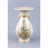 Satsuma Vase, Japan, 1. H. 20. Jh., Keramik, Balusterform, Elefantenkopfhenkel, weit auskragende