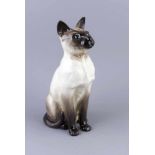 Große Siam-Katze, Beswick, England, 20. Jh., sitzende Siam-Katze mit aufmerksamen Blick, Modellnr.