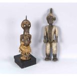 Zwei afrikanische Figuren, 3. V. 20. Jh., Holz, geschnitzt, Bastgeflecht, Muscheleinlagen,