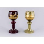 Zwei Römer, wohl Böhmen, um 1900. Rubinrotes und olivegrünes Glas, geschliffen und goldbemalt und