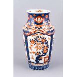 Imari Vase, Japan, um 1900. Porzellan, unterglasurblaue und eisenrote Aufglasur-Bemalung.