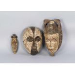 Drei Chokwe Masken, Kongo, 3. V. 20. Jh., Holz, geschnitzt, schwarz-braun und weiß gefasst,