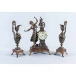 Figuren- Pendule mit zwei Beistellern, Frankreich, um 1880, rotes Marmorpodest mit