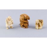 3 Netsuke, Japan, späte Meiji Periode (1868-1912), Elfenbein, geschnitzt, figürl. Staffagen, 2x