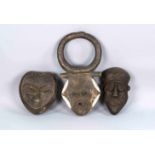 Drei afrikanische Masken, 3. V. 20. Jh., Holz, geschnitzt, partiell weiß gefasst, plastische