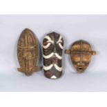 Drei afrikanische Masken, 3. V. 20. Jh., Holz, geschnitzt, plastische Darstellungen mit expresiven