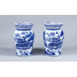 Paar Blau-Weiße Hocker, China, späte Qing Dynastie (1644-1911), Porzellan, Balusterform,