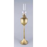 Tischpetroleumlampe, um 1920, Messing, trompetenförmiger Stand, schlanker Schaft, Behälter mit