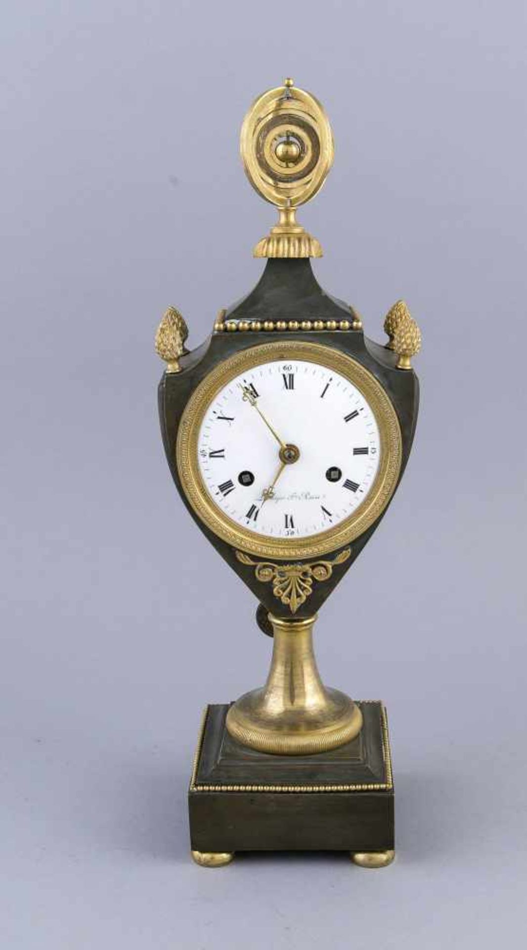 Empire Vasen - Pendule, Frankreich, um 1800, vergoldetes und patiniertes Bronzegehäuse in