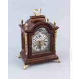 Kleine Stockuhr sog. Bracket clock, England, Mitte 20. Jh., Mahagoniholzgehäuse mit seitl.