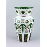 Vase, wohl Böhmen, 1. H. 20. Jh. Grünes Glas, geschliffen, Opalglasüberfang, polychrom- und Gold