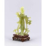 Guanyin, China, 2. H. 20. Jh., lichtes, grünes Formglas, figürliche Darstelllung der Guanyin mit