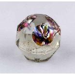 Paperweight, wohl Italien, Mitte 20. Jh. Farbloses und polychrom eingefärbtes Glas, geschliffen.