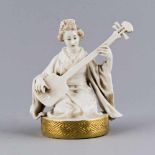 Porzellanfigur, Mitte 20. Jh. Figürliche Darstellung einer knieenden Geisha mit Shamisen. H. 12,5