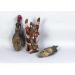 Drei afrikanische Masken, 3. V. 20. Jh., Holz, geschnitzt, rot, rosa und schwarz gefasst,