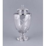Urnenvase im Stil des Klassizismus, wohl Böhmen, 1. H. 20. Jh. Farbloses Glas, geschliffen und