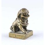 Petschaft, China, 19. Jh., Bronze, quadratische Siegelplatte mit figürl. Fo Löwen, H. 4,8 cm