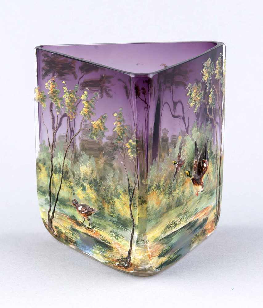Vase, Ludwig Moser & Söhne, Karlsbad, 1. H. 20. Jh. Violettes Glas, dreieckiger Korpus mit