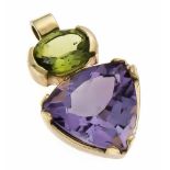 Amethyst-Peridot-Anhänger GG 375/000 mit einer fac. Amethystentriangel 12 x 12 mm und einem oval