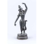 Bronzefigur, Indien, 19. Jh., Tänzerin auf einem Doppellotossockel, wohl eine Darstellung der