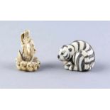 2 Netsuke, Japan, 1. H. 20. Jh., Elfenbein, geschwärzt, figürl. Schnitzereien, Drachenkopf und