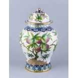 Cloisonné Deckelvase, China, um 1900, Kupferkorpus, polychromer Emailledekor, Balusterform,