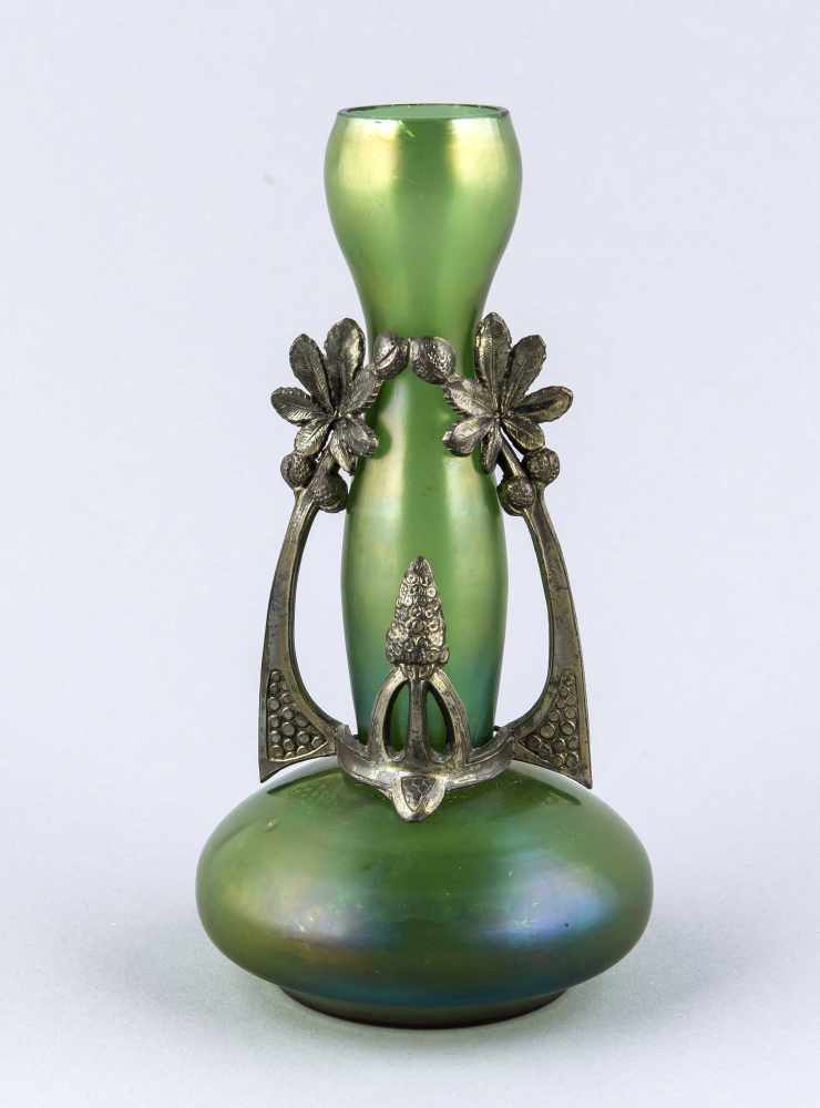 Jugendstil-Vase, um 1910, grünes Glas, blau-violett irisierend. Gedrückte Kugelform, schlanker,
