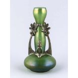 Jugendstil-Vase, um 1910, grünes Glas, blau-violett irisierend. Gedrückte Kugelform, schlanker,